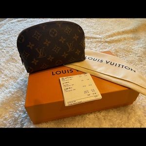 Louis Vuitton Cosmetic pouch in Monogram Canvas